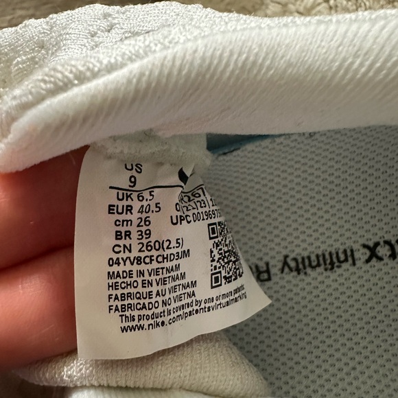 Women’s Nike InfinityRN 4 | White and Silver | Size 9 - Picture 4 of 4